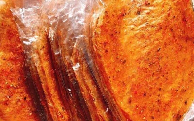 Bánh tráng phơi sương thấm đẫm vị cay của sa tế và ớt là món ăn vặt khoái khẩu của tín đồ ăn cay