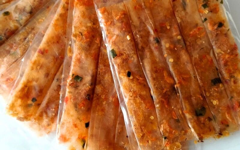 Bánh tráng phơi sương dẻo ớt cũng nên được bảo quản trong túi kín, tránh tiếp xúc với không khí và ánh sáng mặt trời