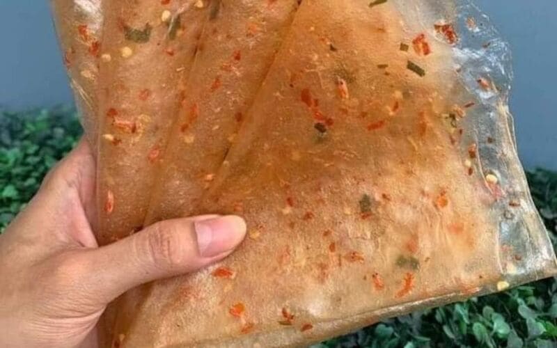 Bánh tráng nổi tiếng Tây Ninh dẻo dai, tôm khô giòn tan, hành phi thơm nức cùng muối ớt Tây Ninh kết hợp tạo nên hương vị ngon tuyệt vời