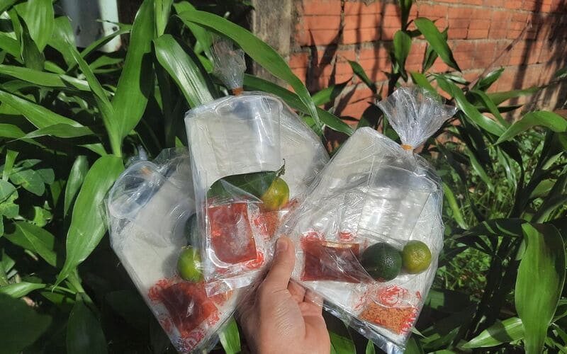 Gói bánh tráng tắc gợi nhớ về kỷ niệm của tuổi học trò
