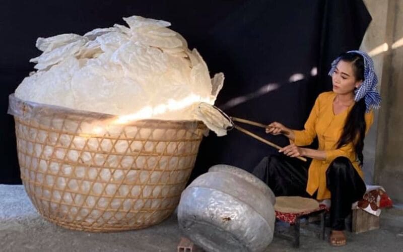 Để làm ra chiếc bánh tráng Tây Ninh ngon nhất, người thợ đã trải qua bao công đoạn vất vả