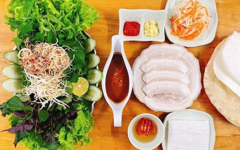 Món bánh tráng cuốn thịt lợn và rau rừng nổi tiếng ở làng nghề Trảng Bàng