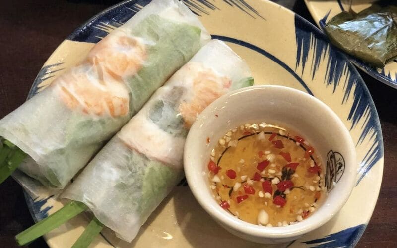 Ngoài thịt luộc, bạn có thể thưởng thức món bánh tráng cuốn với tôm