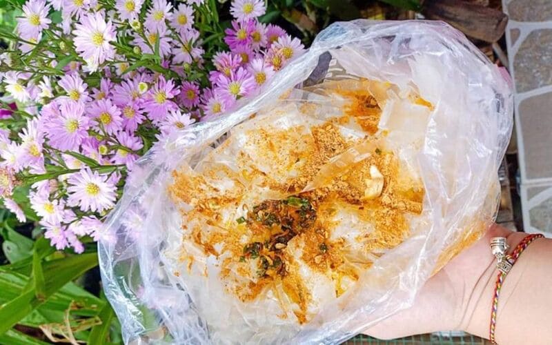 Hương vị cay cay, mặn mặn của muối Tây Ninh xen lẫn với vị bùi bùi của bánh tráng tạo nên sự khác biệt cho món ăn này 