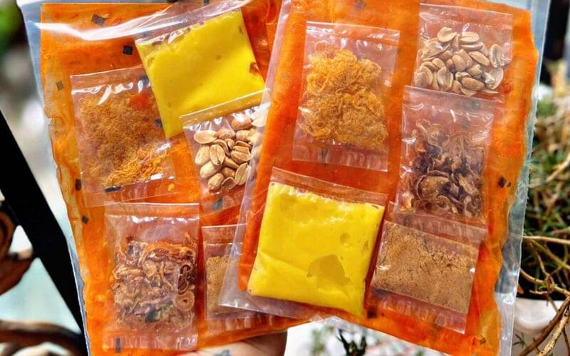 Bánh tráng bơ là sự kết hợp của bánh tráng, hành phi, tóp mỡ, muối Tây Ninh và bơ trứng béo ngậy