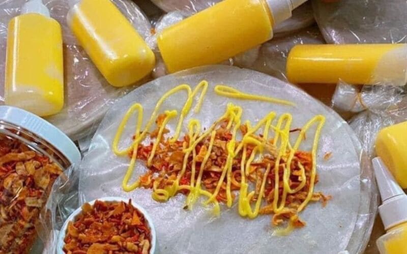 Món bánh tráng phơi sương cuốn cùng bơ, tóp mỡ, hành phí được nhiều du khách đặc biệt yêu thích
