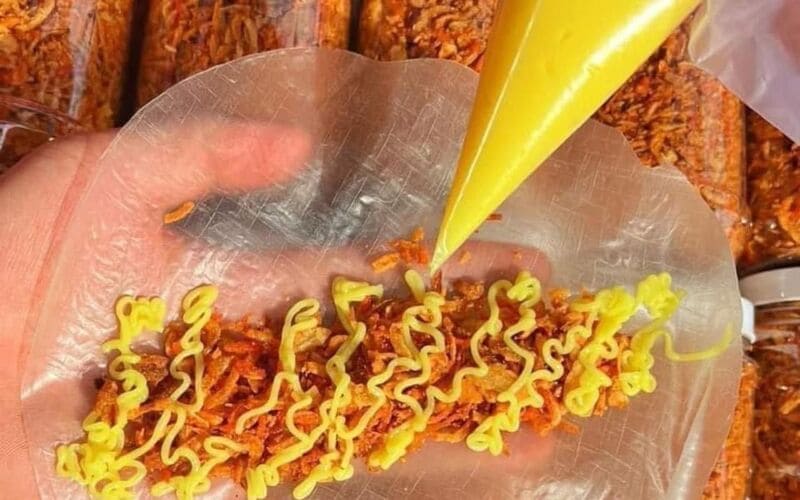 Hương vị béo ngậy của bơ hòa quyện cùng vị bùi bùi, cay cay của hành phi và muối ớt 