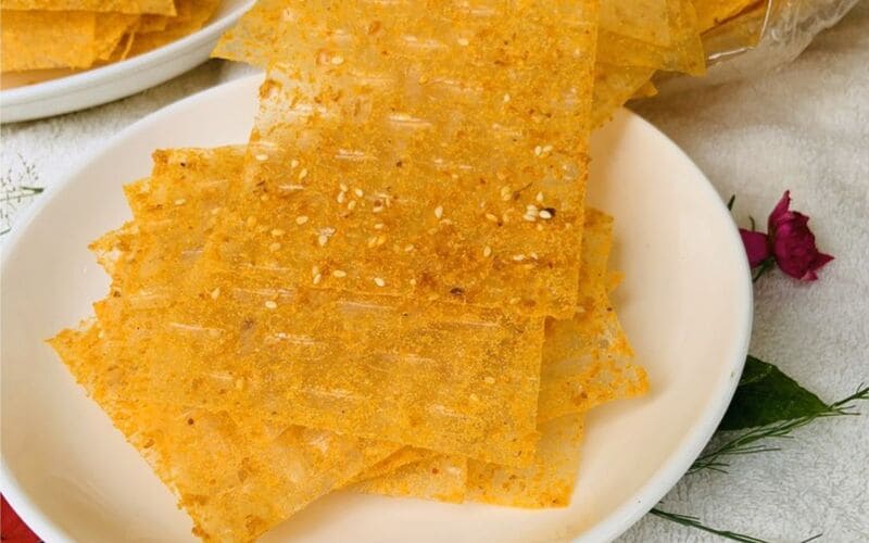 Bột phô mai mặn mặn, ngọt ngọt kết hợp với bánh tráng tạo nên món ăn ngon tuyệt