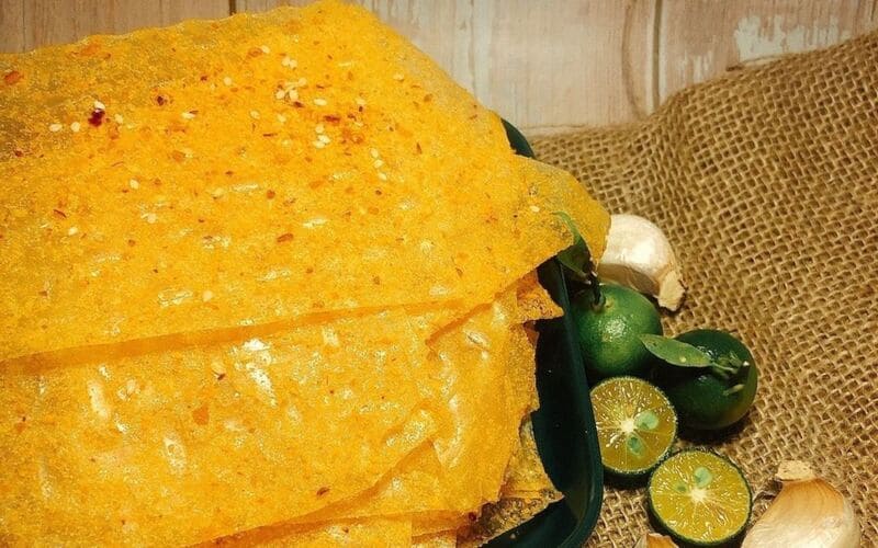 Bạn có thể ăn liền hoặc chấm thêm muối tắc cho đậm đà 