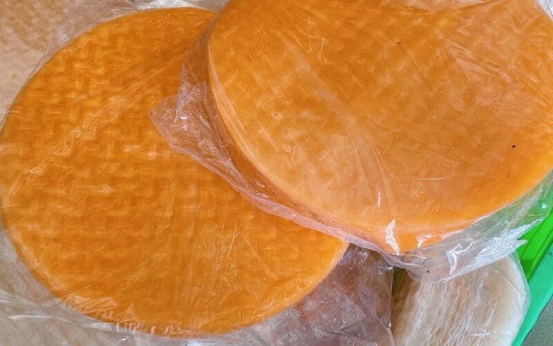 Đặc trưng của bánh tráng đỏ là có màu đỏ cam của ớt cay