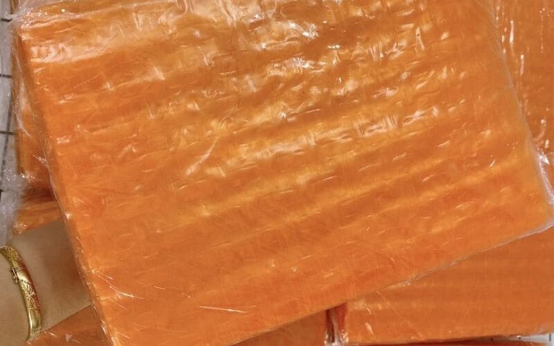 Những miếng bánh tráng được thấm đẫm gia vị