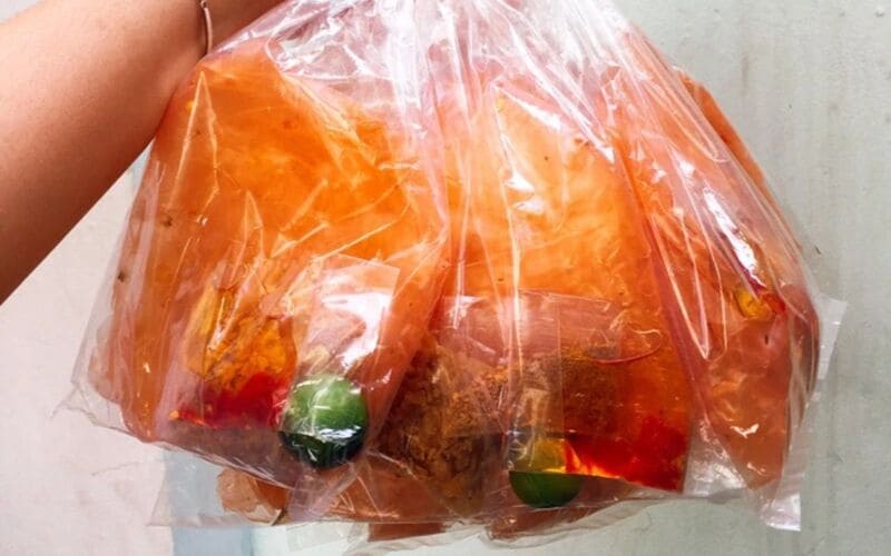 Bạn nên kết hợp với tắc, hành phí và muối để hương vị bánh tráng thêm hấp dẫn