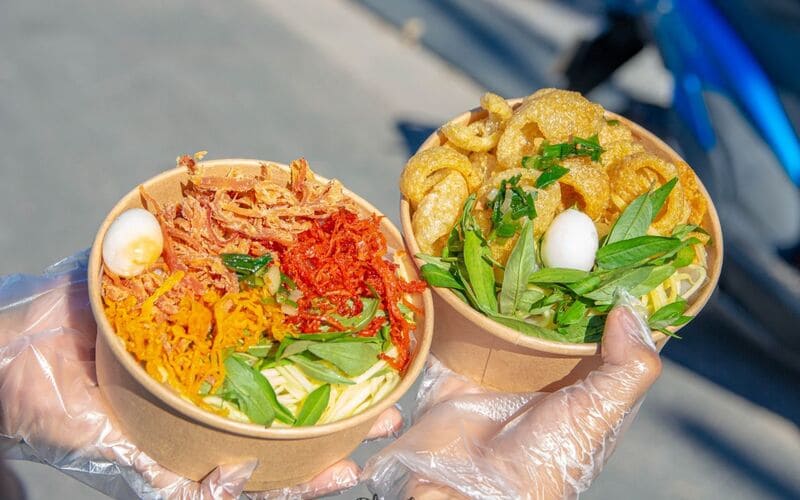 Hương vị chua, cay, mặn, ngọt của bánh tráng trộn được rất nhiều du khách yêu thích