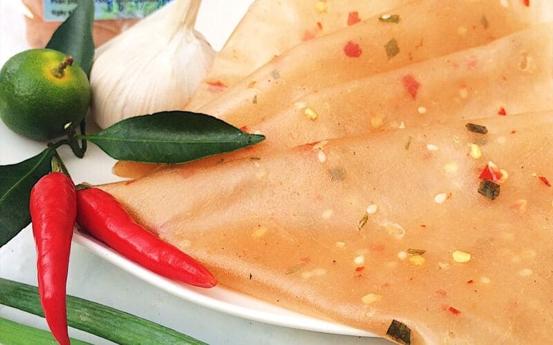 Cận cảnh bánh tráng phơi sương dẻo me hương vị chua chua ngọt ngọt