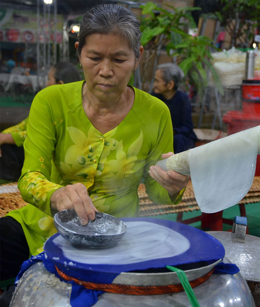 Bàn tay thoăn thoát của nghệ nhân Đương khi tráng bánh