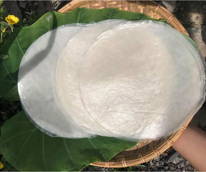 Bánh tráng Tây Ninh phơi sương có màu trắng đục, mỏng đều và thơm vị gạo mới 