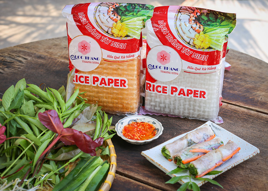 Cơ sở sản xuất bánh tráng phơi sương Quốc Thắng nằm gần núi Bà Đen