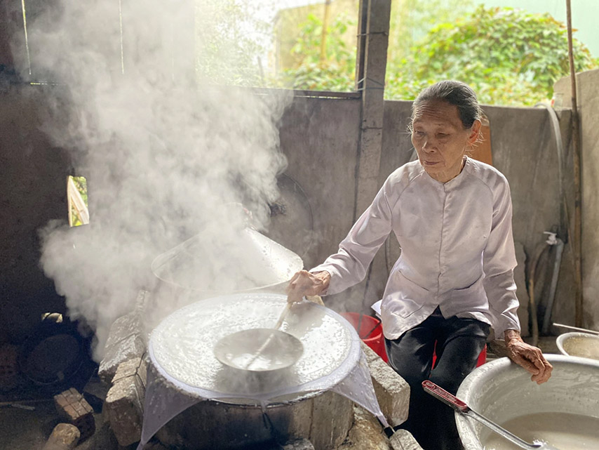 Để bánh không rách, người làm bánh phải khéo léo dàn mỏng bánh 