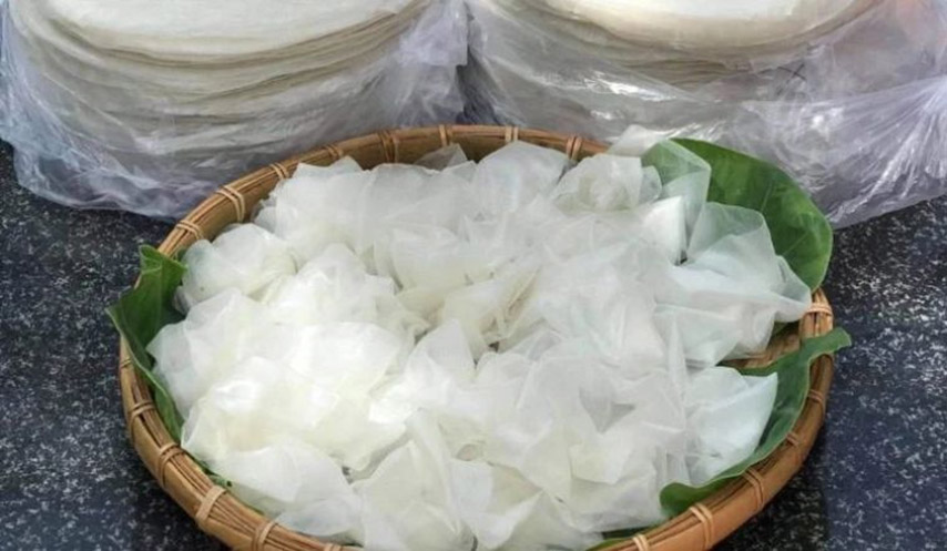 Bánh tráng phơi sương cần được bảo quản trong túi rồi buộc chặt lại