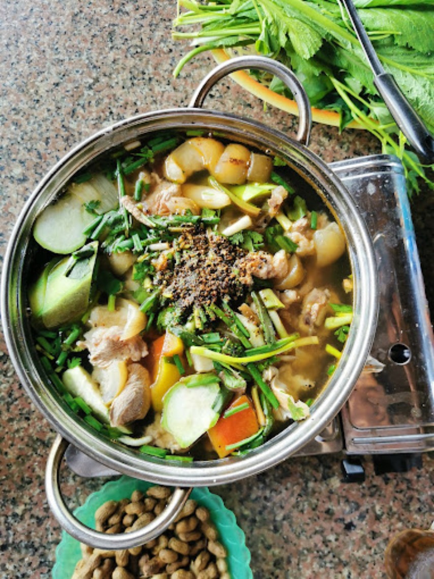 Lẩu bò ăn kèm mướp hương, đu đủ