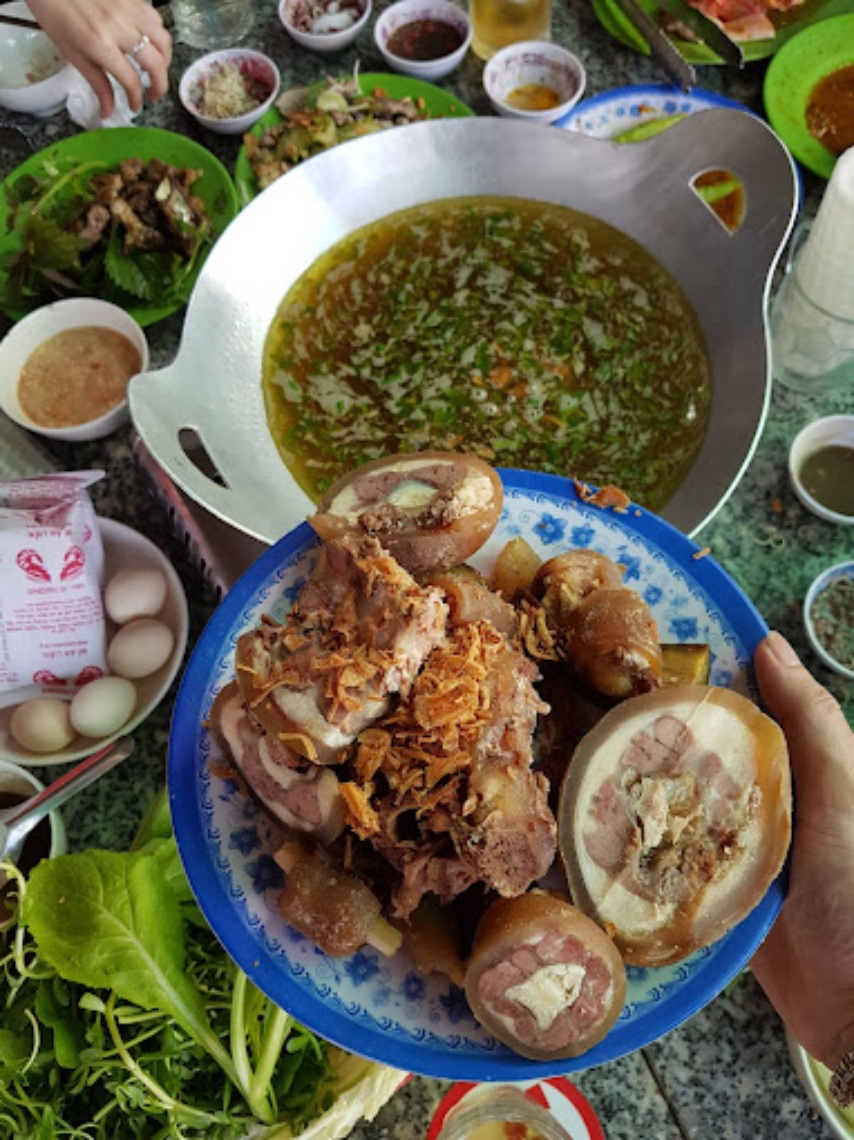 Phần lẩu bò được phục vụ tại Bò tơ sân vườn 2 Gương