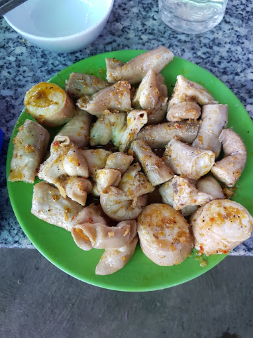 Phần lòng bò tươi ngon đầy ắp đang chờ được lên vỉ nướng