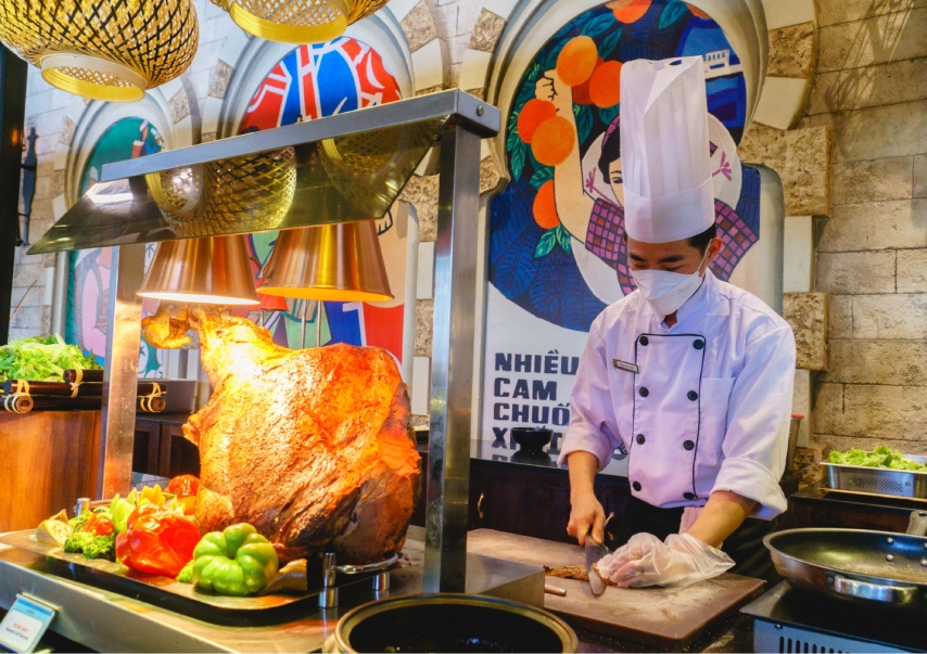 Kỹ thuật thái thịt điêu luyện của đầu bếp tại nhà hàng Vân Sơn 