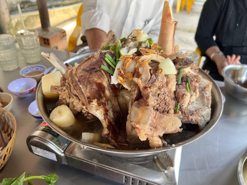 Một phần lẩu bò xí quách đầy đặn tại quán Bò tơ Hai Lúa 2 