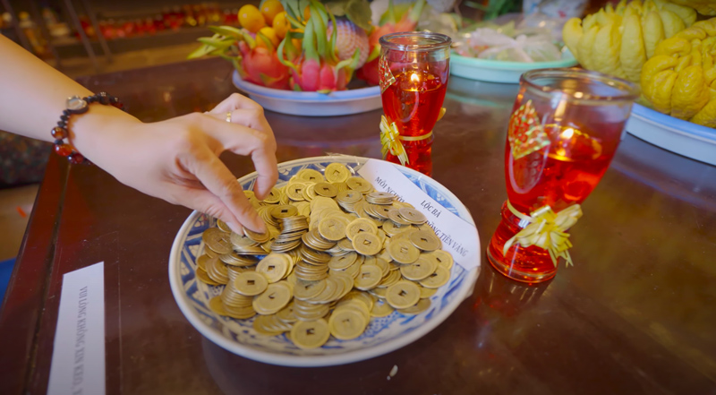 thỉnh những đồng xu này tại Miếu Sơn Thần