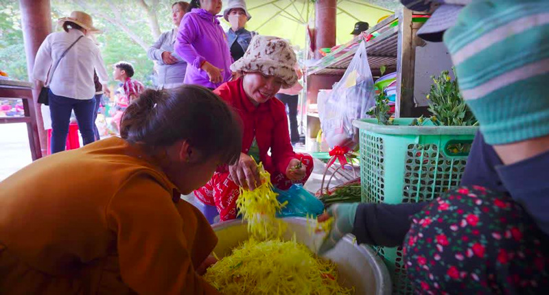 Xin hoa trong điện Bà
