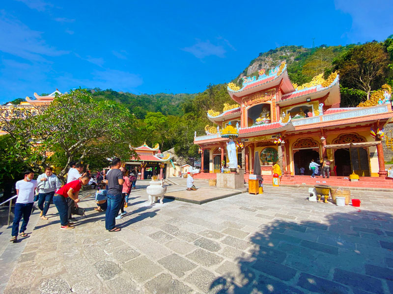Xin lộc chùa bà
