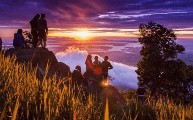 Ngắm nhìn bình minh là trải nghiệm khó quên của nhiều du khách khi cắm trại trên đỉnh núi Bà Đen