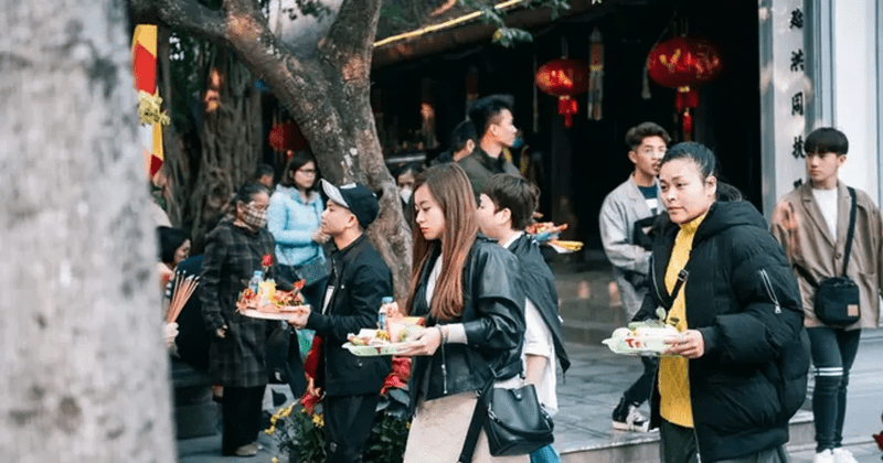 Du khách nên lựa chọn trang phục lịch sự khi chiêm bái quần thể chùa trên núi Bà Đen