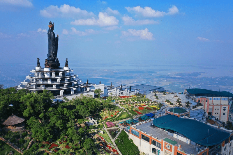 Thời điểm cắm trại trên núi Bà Đen lý tưởng là vào mùa khô 