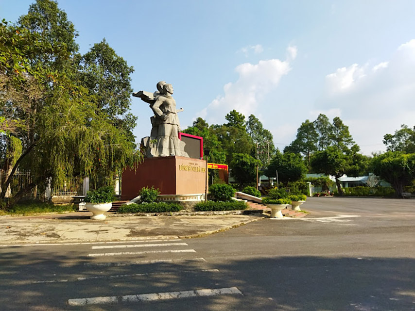 Tượng đài Dũng sỹ núi Bà Đen nằm ở một góc ngã tư tại chân núi 
