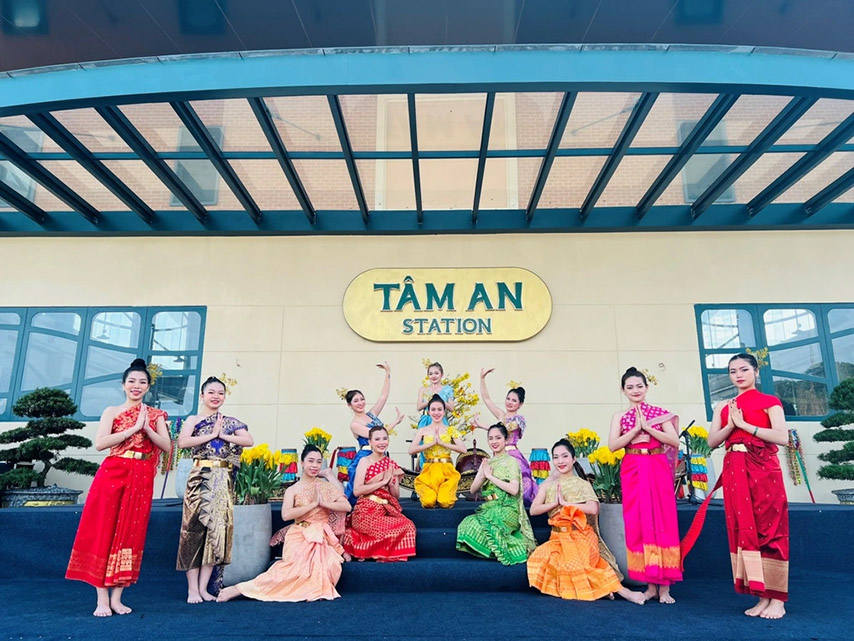 Đội múa truyền thống check in tại nhà ga 