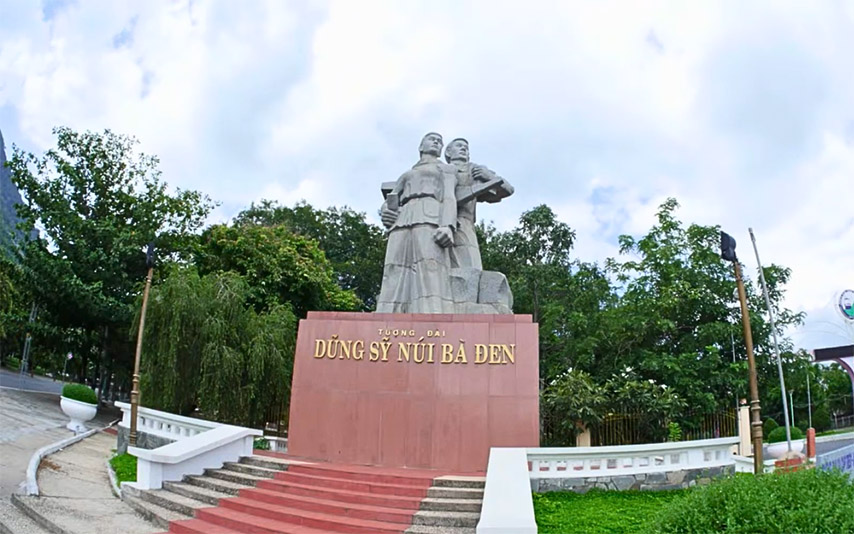 Hình ảnh tượng đài qua góc ảnh rộng 