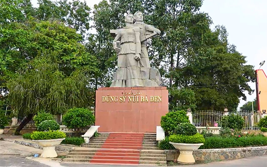 Tượng đài Dũng sỹ núi Bà Đen nhìn từ phía chính diện