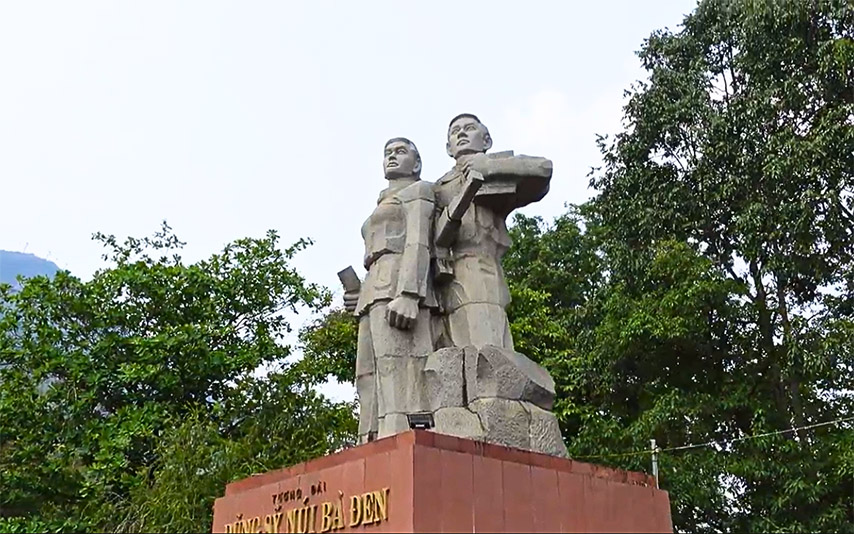 Hình ảnh hai người chiến sĩ được tạc tượng tinh xảo