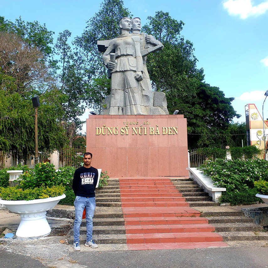 Du khách người Ấn Độ check in tại tượng đài Dũng sỹ núi Bà Đen 