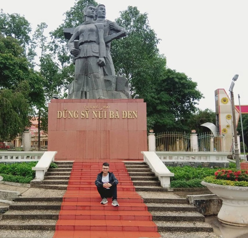 Du khách ngồi check in trên các bậc thang tại khu vực tượng đài 