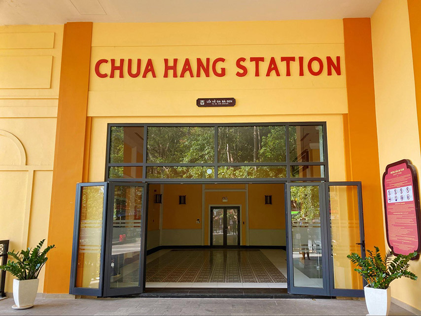 Lối ra vào của nhà ga Chùa Hang 