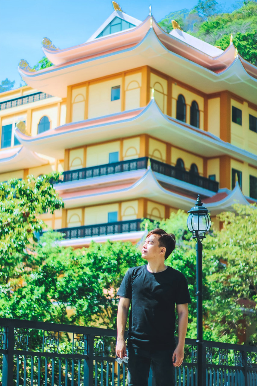 Du khách sống ảo tại nhà ga Chùa Hang 