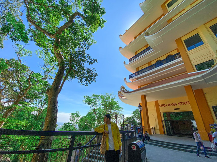 Travel blogger nổi tiếng check in trước nhà ga 