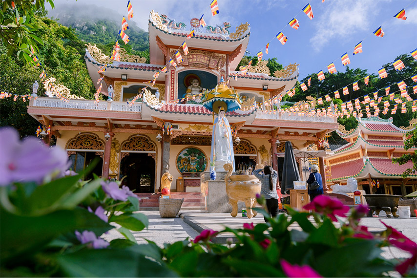 Khung cảnh Linh Sơn Tiên Thạch Tự 