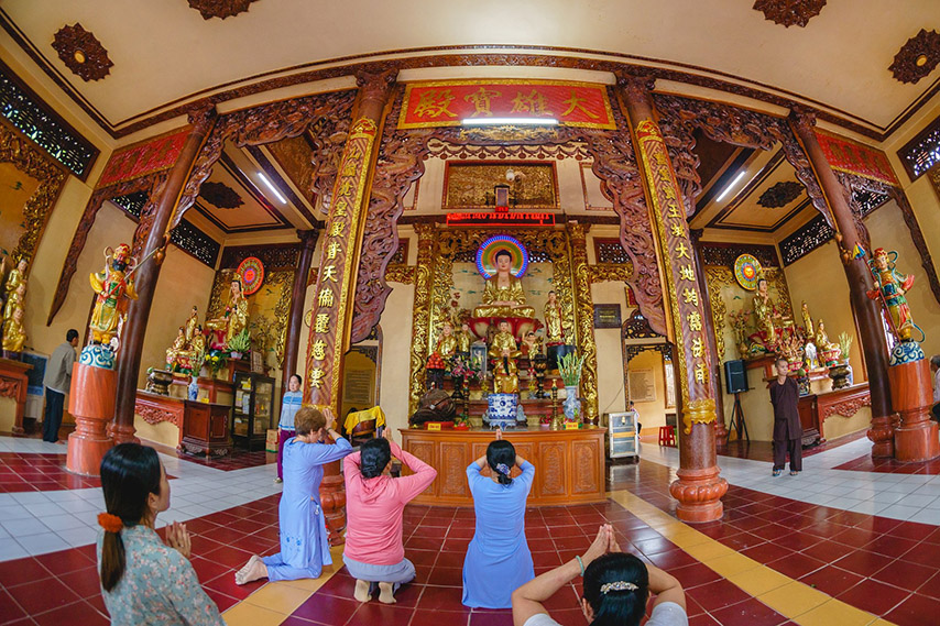 Không gian bên trong chánh điện chùa Bà