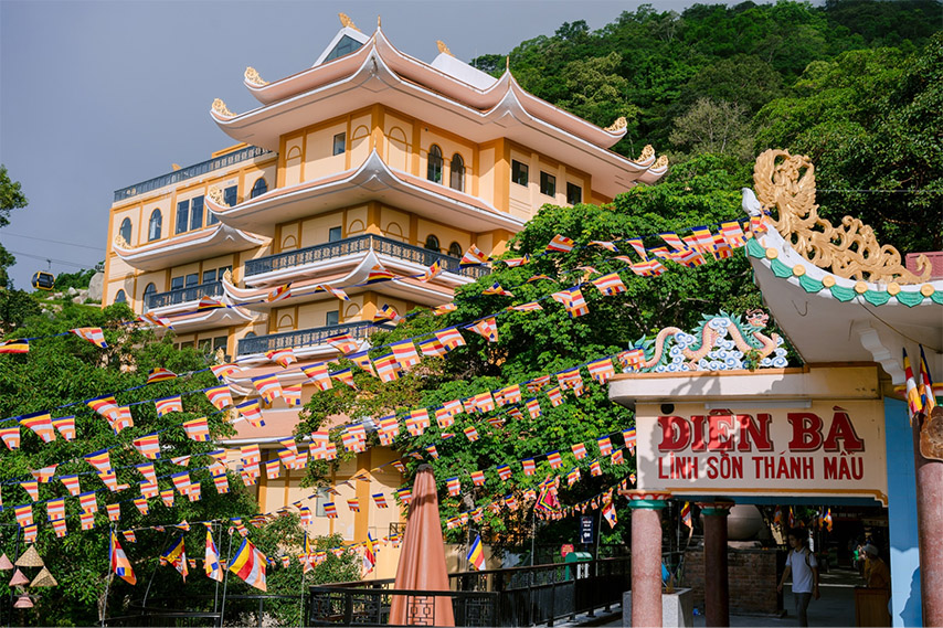 Gian thờ chính được đặt tại điện Bà Linh Sơn Thánh Mẫu