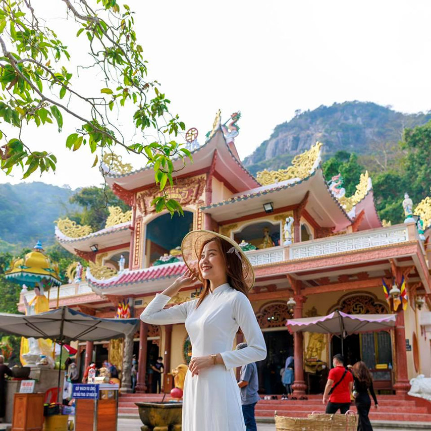 Thiếu nữ trong tà áo dài thướt tha trước Linh Sơn Tiên Thạch Tự