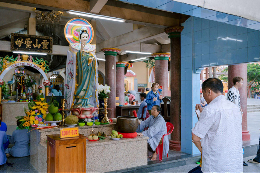 Du khách trung niên cung kính tại Điện Bà Linh Sơn Thánh Mẫu 