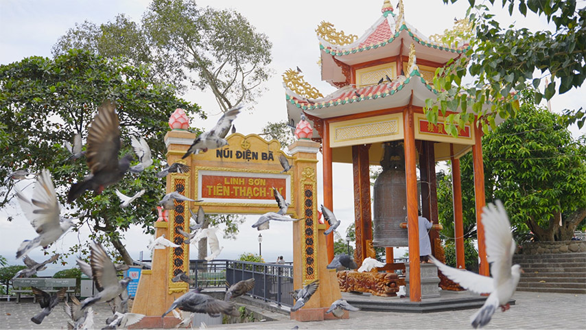 Đại hồng chung được đặt bên cạnh cửa quan Linh Sơn Tiên Thạch Tự